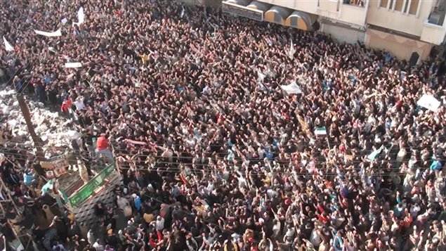 Une image tirée d'une vidéo où l'on voit des manifestants à Homs, le 27 décembre 2011.