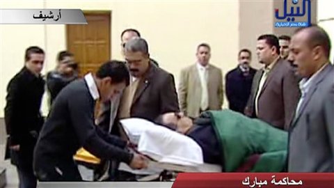 Hosni Moubarak arrive sur une civière au tribunal