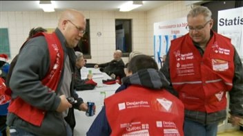 Des bénévoles de la campagne d'Opération Nez rouge 