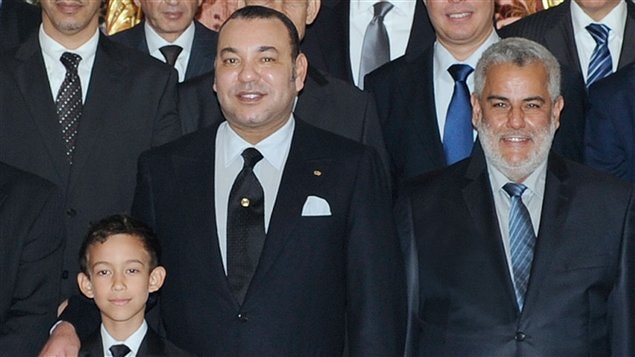 ملك المغرب ( يسار الصورة) مع رئيس الحكومة بن كيران