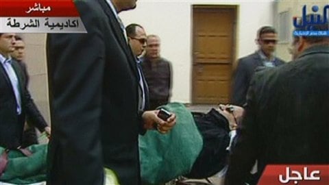 C'est sur une civière que l'ex-président Hosni Moubarak s'est présenté en cour mercredi pour la suite de son procès.
