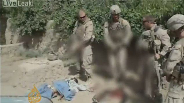 Une vidéo publiée sur YouTube montre des soldats américains en train d'uriner sur des présumés talibans en Afghanistan.