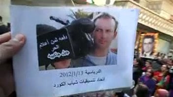 Image tirée d'une vidéo où est écrit en arabe « Gilles Jacquier, victime d'une presse libre »