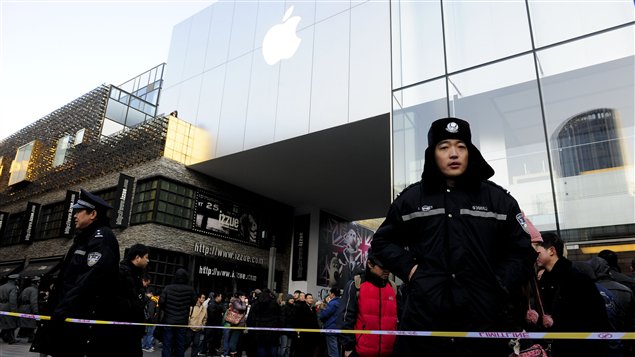 Des policiers devant un boutique Apple à Pékin
