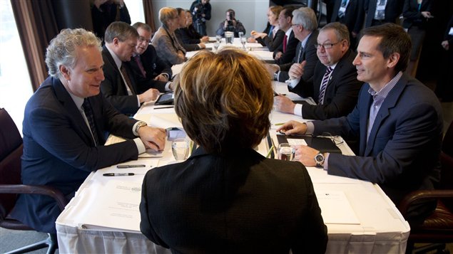 La première ministre de la Colombie-Britannique, Christy Clark, préside le Conseil de la fédération, entourée notamment de Jean Charest (à gauche) et de Dalton McGuinty (à droite)