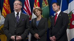 De gauche à droite : Le premier ministre de la Saskatchewan, Brad Wall, ainsi que ses homologues de la Colombie-Britannique, Christy Clark, et de l'Île-du-Prince-Édouard, Robert Ghiz.