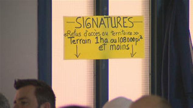 Quelque 200 résidents de Saint-Denis-de-Brompton, ont signé un « document intitulé « refus d'accès au territoire ».