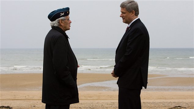 Stephen Harper et un vétéran de la 2e Guerre mondiale