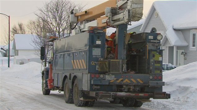Des équipes d'Hydro-Québec sont à l'oeuvre.