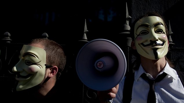 Des gens portant le masque des pirates d'Anonymous, à Madrid, en Espagne, le 15 mai 2011