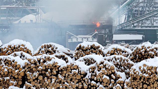 Du bois et de la fumée à l'usine de Burns Lake