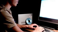 Un adolescent devant son ordinateur