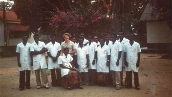 En 1986, le Dr Jacques Pépin accompagné des infirmières de l'hôpital de Nioki au Zaïre (actuelle République démocratique du Congo).