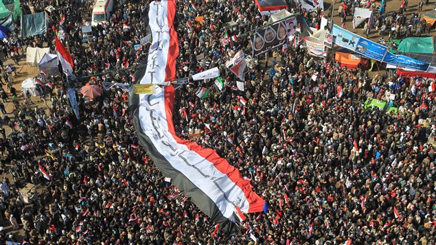 صورة لجموع المتظاهرين ضد حكم الرئيس المصري الأسبق حسني مبارك في ميدان التحرير في القاهرة إبان ثورة 25 يناير 2011.