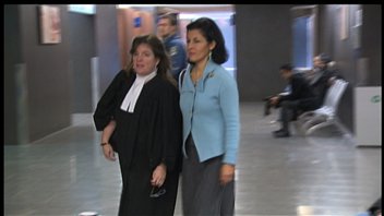 Mitra Javanmardi en compagnie de son avocate.