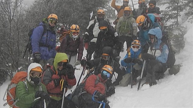 L'équipe d'aventuriers qui a atteint le sommet du mont Washington pour amasser des fonds pour la Fondation Rêves d'enfants