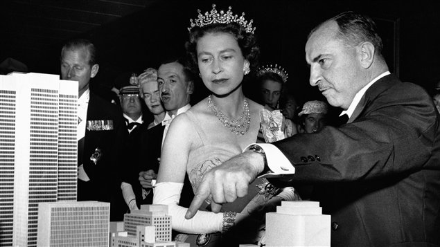En 1959, les maquettes du projet de la Place Ville-Marie sont présentées à la reine Elizabeth II.