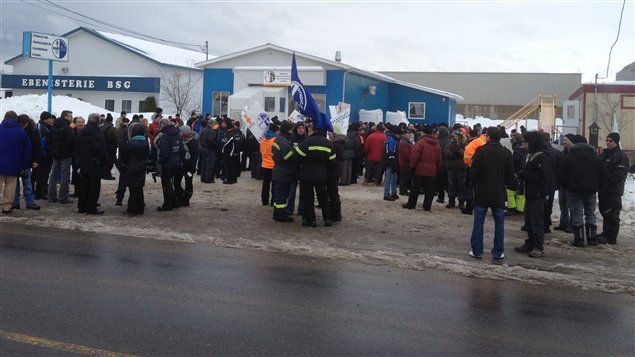 Les employés de Rio Tinto Alcan, en lock-out depuis le 1er janvier, devant les locaux du syndicat, à Alma