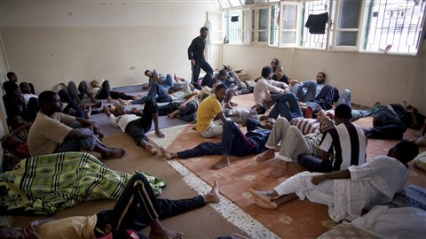 Des détenus s'entassent dans une prison improvisée de Misrata, en Libye.