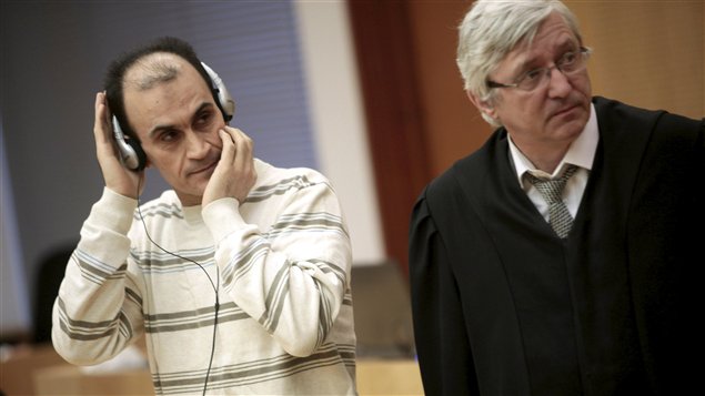 Le Kurde irakien Shawan Sadek Saeed Bujak avec son avocat