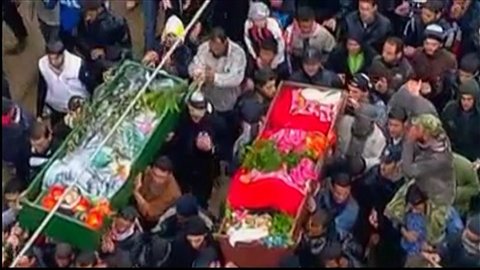 Des Syriens portent les cercueils de civils tués dans les violences qui ont fait une centaine de morts la veille.