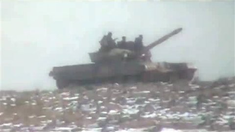 Ces images publiées sur YouTube montrent un char de l'armée syrienne dans la petite localité de Rankous, à 40 km de Damas.