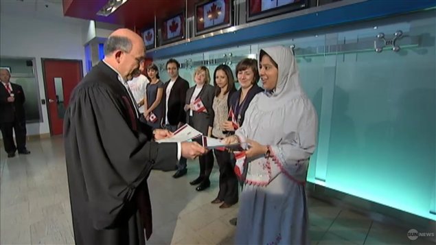 Six fonctionnaires fédéraux se sont fait passer pour des Néo-Canadiens lors d'une cérémonie de citoyenneté à Sun News.
