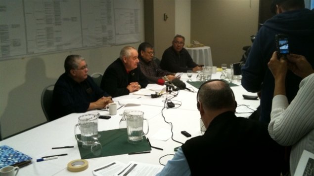 Ray Masson, le président de la Société nationale des survivants des pensionnats autochtones, Ted Quewezance et Mike Cachagee, porte-parole.