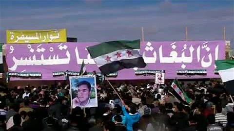 Cette image tirée d'une vidéo sur YouTube montre la manifestation à Musaifra, dans la région de Daraa, vendredi.