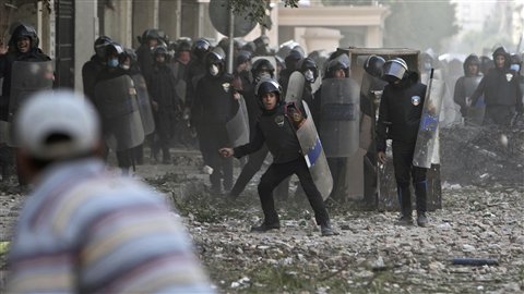Les manifestent lancent des pierres sur les policiers antiémeute.