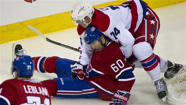 John Carlson renverse Aaron Palushaj.