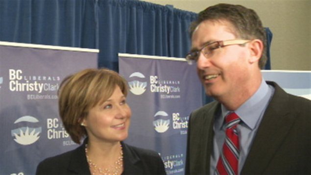 Le candidat libéral dans Chilliwack-Hope, Laurie Throness (à droite), avec la première ministre Christy Clark.