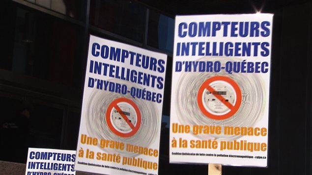 Manifestation devant Hydro-Québec contre les compteurs intelligents