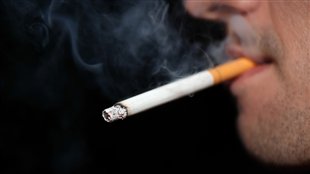 Un homme fume