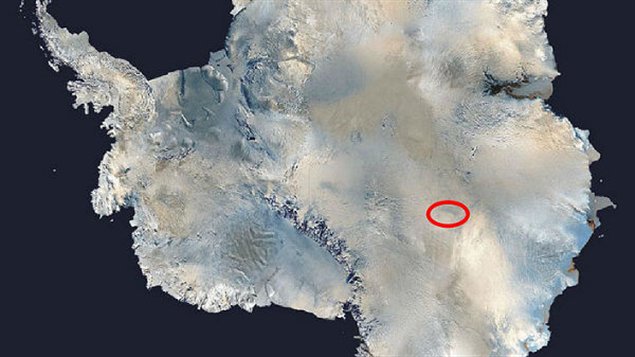 Image satellite du lac Vostok sous les glaces de l'Antarctique. La taille de cette étendue d'eau est comparable à celle du lac Ontario.