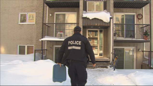 Les policiers se rendent à l'appartement de Jean-Guy Blanchette, victime de meurtre