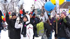 Des �ducatrices manifestent dans les rues de Montr�al.