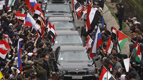 Le ministre Lavrov a été accueilli par des milliers de personnes venues « remercier » Moscou pour son veto à l'ONU. « Merci la Russie! Merci la Chine », scandait la foule.