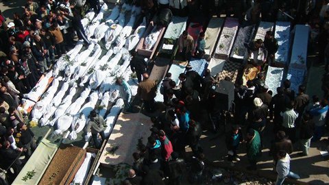 Cette photo prise dimanche montrerait des résidents de Homs se préparant aux funérailles de plusieurs victimes des violences. L'AFP n'est pas en mesure de vérifier l'authenticité de cette photo.