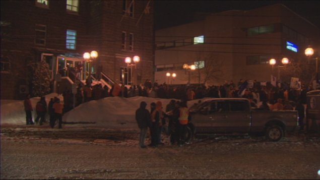 Les travailleurs en lock-out de l'aluminerie de Rio Tinto Alcan se sont rassemblés devant l'hôtel de ville d'Alma