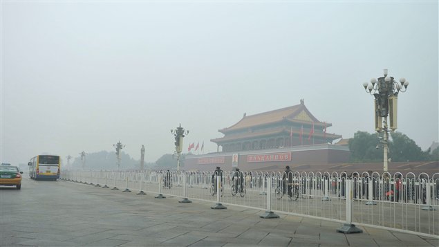 La place Tiananmen dans le brouillard, octobre 2011