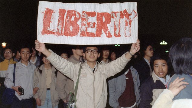Une foule d'étudiants se déverse place Tiananmen dans l'espoir de participer aux funérailles de l'ancien secrétaire général du Parti communiste et réformateur, Hu Yaobang, le 22 avril 1989