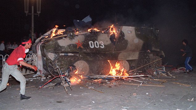 Un transport de troupes en feu, le 4 juin 1989.