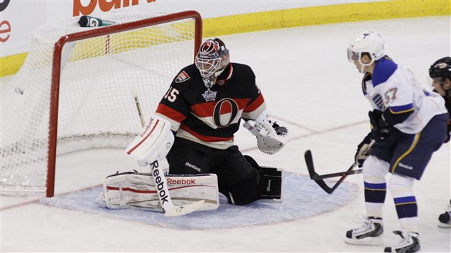 David Perron déjoue Alex Auld.
