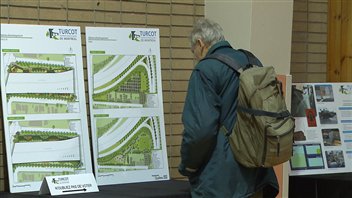 Un résident consulte les plans du ministère des Transports du Québec.