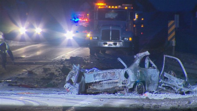 La voiture de la victime a pris feu après l'impact.