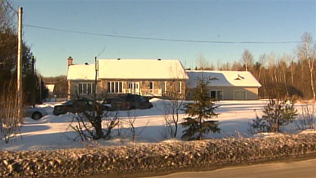 Les policiers ont démantelé un laboratoire de production de drogues synthétiques dans cette propriété de Sainte-Sophie.
