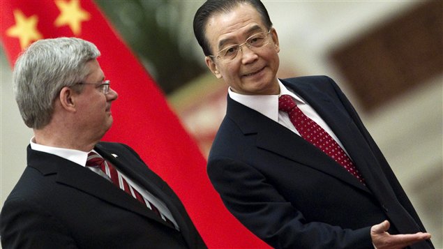 Le premier ministre chinois, Wen Jiabao, invite son homologue canadien à passer en revue la garde d'honneur.