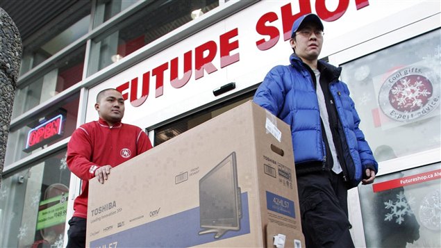 Des clients devant un magasin Future Shop