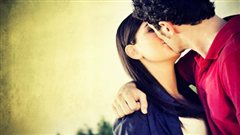 Un couple qui s'embrasse